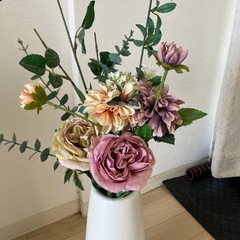 花瓶と造花の画像
