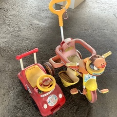 小さな子供の押し車