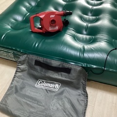 Colemanのシングルエアーマットと電動エアー注入器の画像