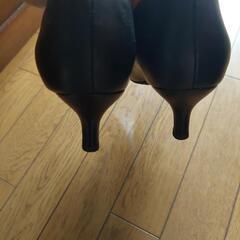 黒のヒールパンプスの画像