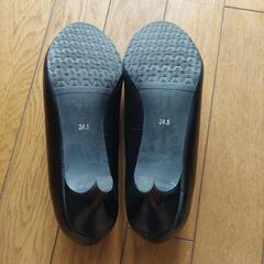 黒のヒールパンプスの画像