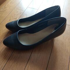 黒のヒールパンプス