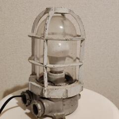 船のライトの画像
