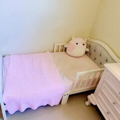 フルサイズの幼児用ベッド（135cm × 75cm、マットレス＋シーツ多数付き）の画像