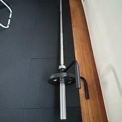 多機能トレーニングスタンドとバーベル、ロープハンドル付き。 　の画像