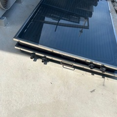 太陽光熱温水機パネル二枚の画像