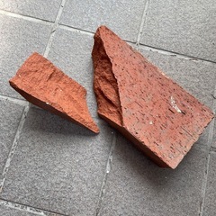 レンガと瓦の割れたもの　資材としての画像