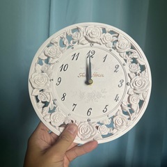 可愛いピンクカラーの掛け時計🕒