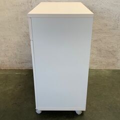 【ジモティ限定特価】白井産業 キャスター付き 食器棚 キャスターワゴン キッチン収納 レンジ台 ホワイト キッチン棚 100Vコンセント付き Y1742の画像