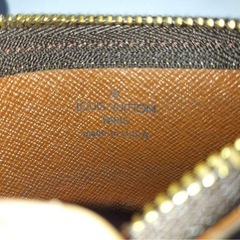 VUITTON
 小銭入れの画像