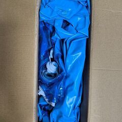 大型のビニールプールと空気入れの画像