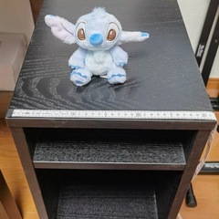 黒のキャスター付き2段サイドテーブル（ナイトテーブル）の画像