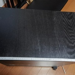 黒のキャスター付き2段サイドテーブル（ナイトテーブル）の画像