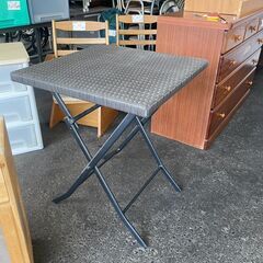 リサイクルショップどりーむ荒田店　No3573 ガーデンテーブル　折りたたみ可能で便利♪　濡れても平気♪の画像