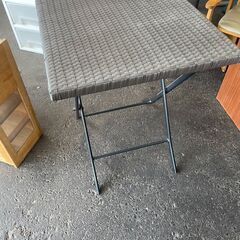 リサイクルショップどりーむ荒田店　No3573 ガーデンテーブル　折りたたみ可能で便利♪　濡れても平気♪の画像