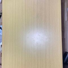 シンプルな木目調テーブル