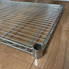 スチールラックの上だけの画像