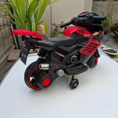 電動バイク 子供用 充電式 電動乗用バイク 電動三輪車 補助輪付き ライト クラクション 簡単操作 乗用玩具 バイク 三輪車 3〜8歳 キッズバイク の画像