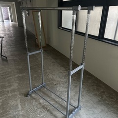 シンプルハンガーラック 伸縮可能 ¥500の画像