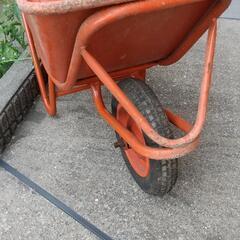 オレンジ色の一輪車(ネコ)の画像