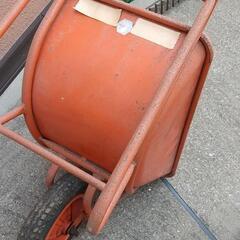 オレンジ色の一輪車(ネコ)の画像