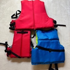 🌊明日7/22までお値下げ　超美品　フローティングベスト　ライフジャケット　大人用2着　子供用2着　シュノーケル2個の画像