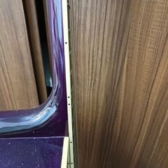 紫色アコースティックギターの画像
