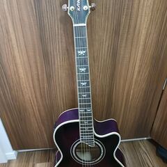 紫色アコースティックギターの画像