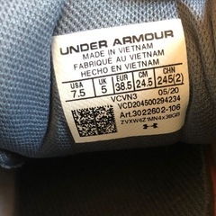 UNDER ARMOR スニーカーの画像