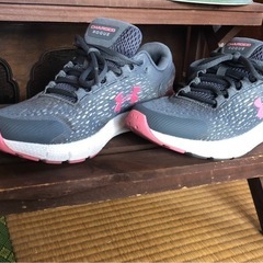 UNDER ARMOR スニーカーの画像