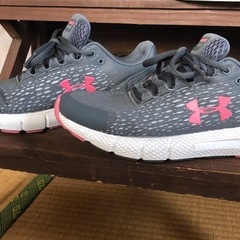 UNDER ARMOR スニーカーの画像