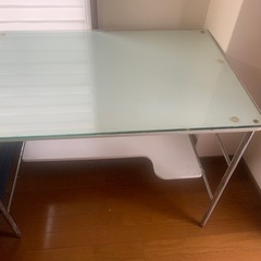 ガラスの天板のデスク