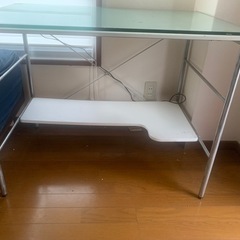 ガラスの天板のデスクの画像
