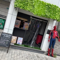 あのスーパーヒーローが入口でスタンバイ中💥 #映えスポット…