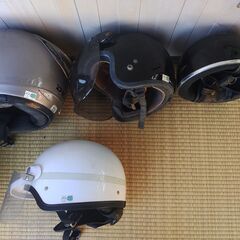 ヘルメット　白800円　他の5個無料の画像