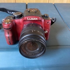 LUMIX レッドカメラ 14-45mmレンズ　カメラバッグ付き（中古）値下げしました17000円→16000円の画像