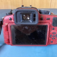 LUMIX レッドカメラ 14-45mmレンズ　カメラバッグ付き（中古）値下げしました17000円→16000円の画像