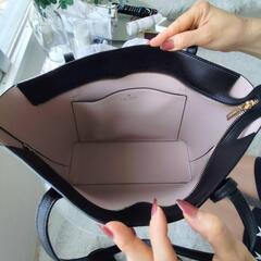 美品【kate spade】ケイトスペード　ニューヨーク　トートバッグ　ブラック　　

ご覧いただきありがとうございます。
ケイトスペードのトートバッグです。
購入後、1週間程度使用後、保管しておりました。
あまり使わないので、断捨離です。
使用少ないので、ほとんどダメージないと思いますので、宜しくお願いします。

【kete spade　Newyork】ケイトスペード　トートバッグ
の画像
