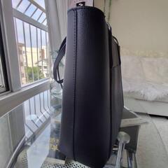 美品【kate spade】ケイトスペード　ニューヨーク　トートバッグ　ブラック　　

ご覧いただきありがとうございます。
ケイトスペードのトートバッグです。
購入後、1週間程度使用後、保管しておりました。
あまり使わないので、断捨離です。
使用少ないので、ほとんどダメージないと思いますので、宜しくお願いします。

【kete spade　Newyork】ケイトスペード　トートバッグ
の画像