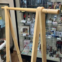 木製 棚付き折りたたみハンガーラックの画像