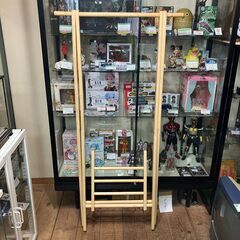 木製 棚付き折りたたみハンガーラックの画像