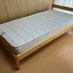 木製フレームのシングルベッド