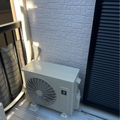 エアコン取り付け手元作業員の画像