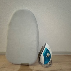 スチームアイロンとアイロン台の画像