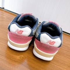 New Balance 996 ベビーシューズ グレー/ピンクの画像