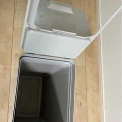 【無料】IKEA HALLBAR  ホルバル ふた付きゴミ箱 - 35Lライトグレー の画像