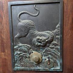 重厚感溢れる装飾が際立つ引き戸の画像