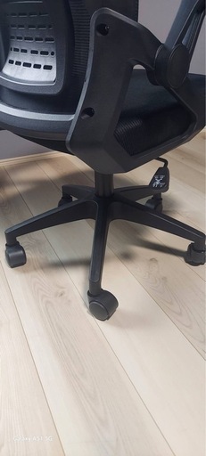 新品未使用品 ブラック組み立て完成品オフィスチェア デスクチェア 人間工学 テレワーク 疲れない 椅子 腰サポート 跳ね上げ式アームレ