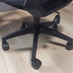 新品未使用品 ブラック組み立て完成品オフィスチェア デスクチェア 人間工学 テレワーク 疲れない 椅子 腰サポート 跳ね上げ式アームレスト 3Dヘッドレスト ロッキング機能 高反発クッション PCチェア 通気性メッシュ ゲーミング/勉強/事務用 おしゃれ パソコン ブラックの画像