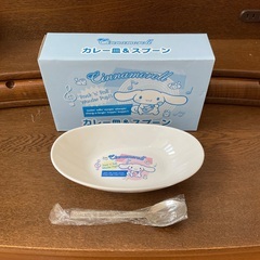 子供用おもちゃとカレー皿とキティー飾り棚、イスの画像